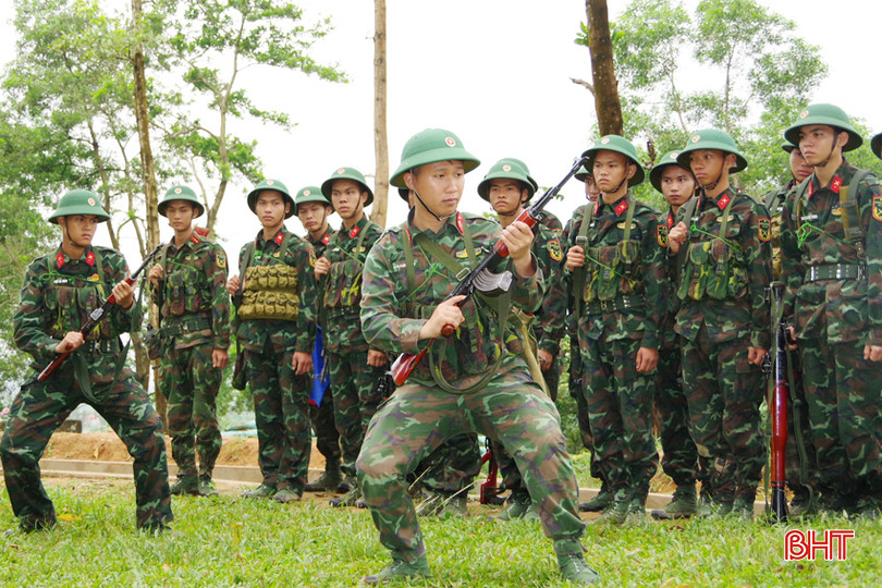 Thượng úy Huỳnh làm mẫu những động tác khó để các chiến sĩ nắm bắt, làm theo. 8 - Copy.JPG