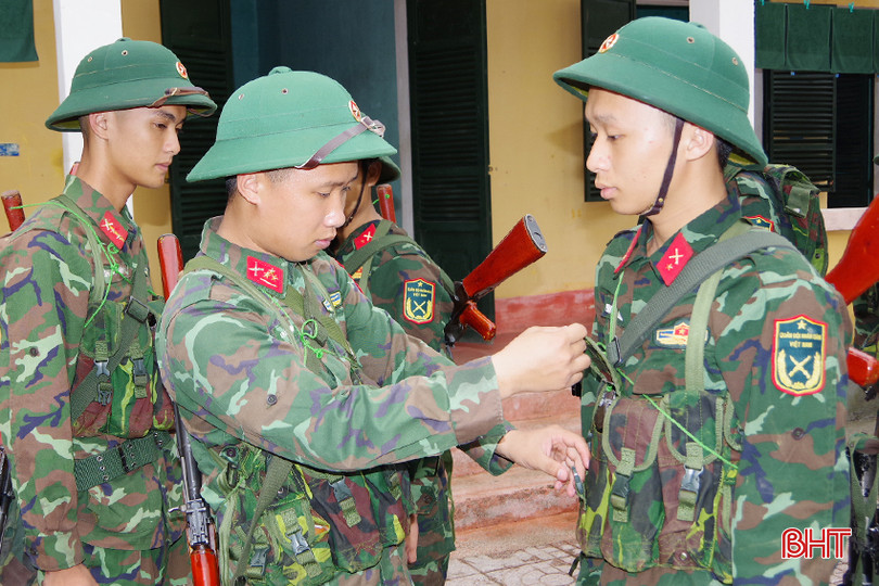 Thượng úy Huỳnh là người chỉ huy đáng kính, là người anh thân yêu của các chiến sĩ mới. 6 - Copy.JPG