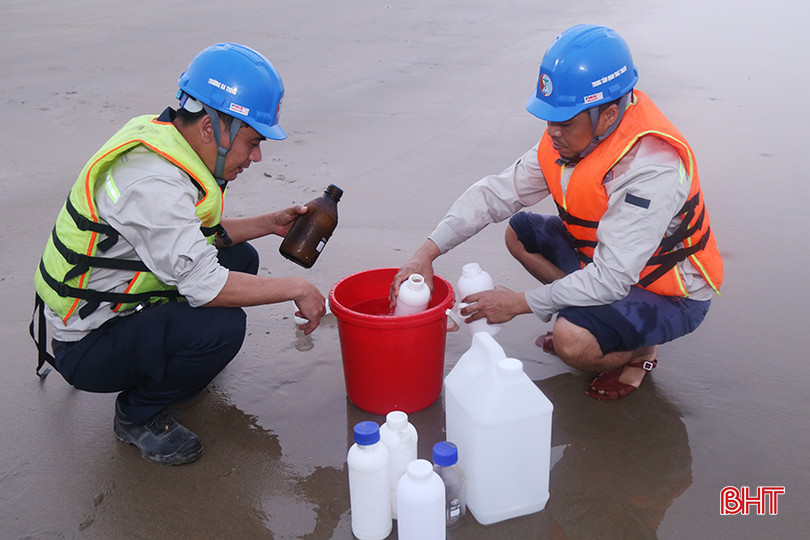Đơn vị chức năng lấy mẫu nước biển có xuất hiện vệt màu đỏ để tiến hành phân tích. quan-trac-moi-truong-4.jpg
