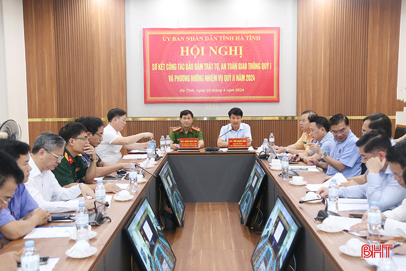 Các đại biểu ở điểm cầu Hà Tĩnh dự hội nghị giao-thong.jpg