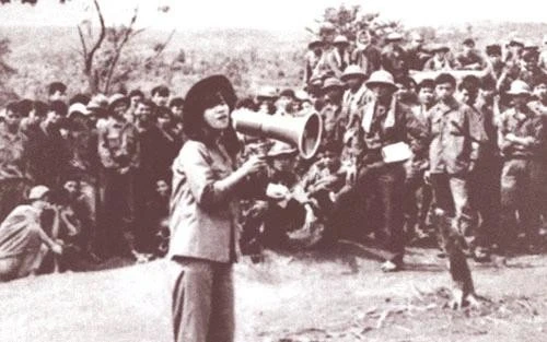 NSND Thanh Hoa hát cho bộ đội nghe tại Đường 9 - Khe Sanh. Ảnh: tư liệu.