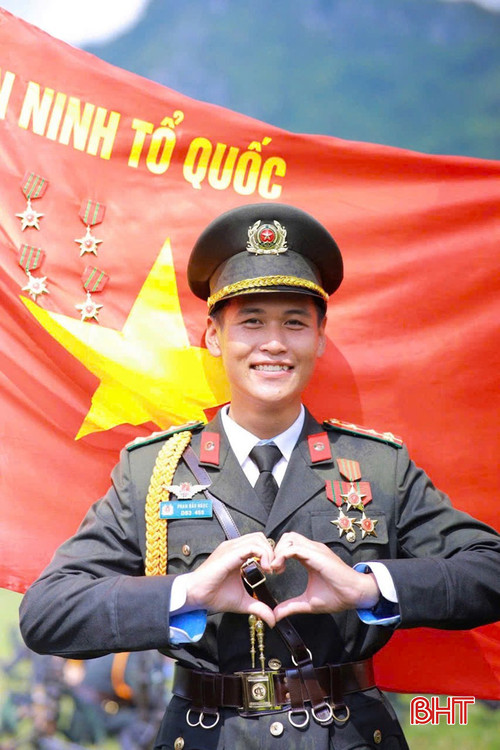 Em Phan Bảo Ngọc vinh dự khi tham gia đội hình diễu binh khối hậu cần - kỹ thuật. bqbht_br_z6959986914362-24a1b90afce3d8c3a10b6ddb79a0b3d8.jpg