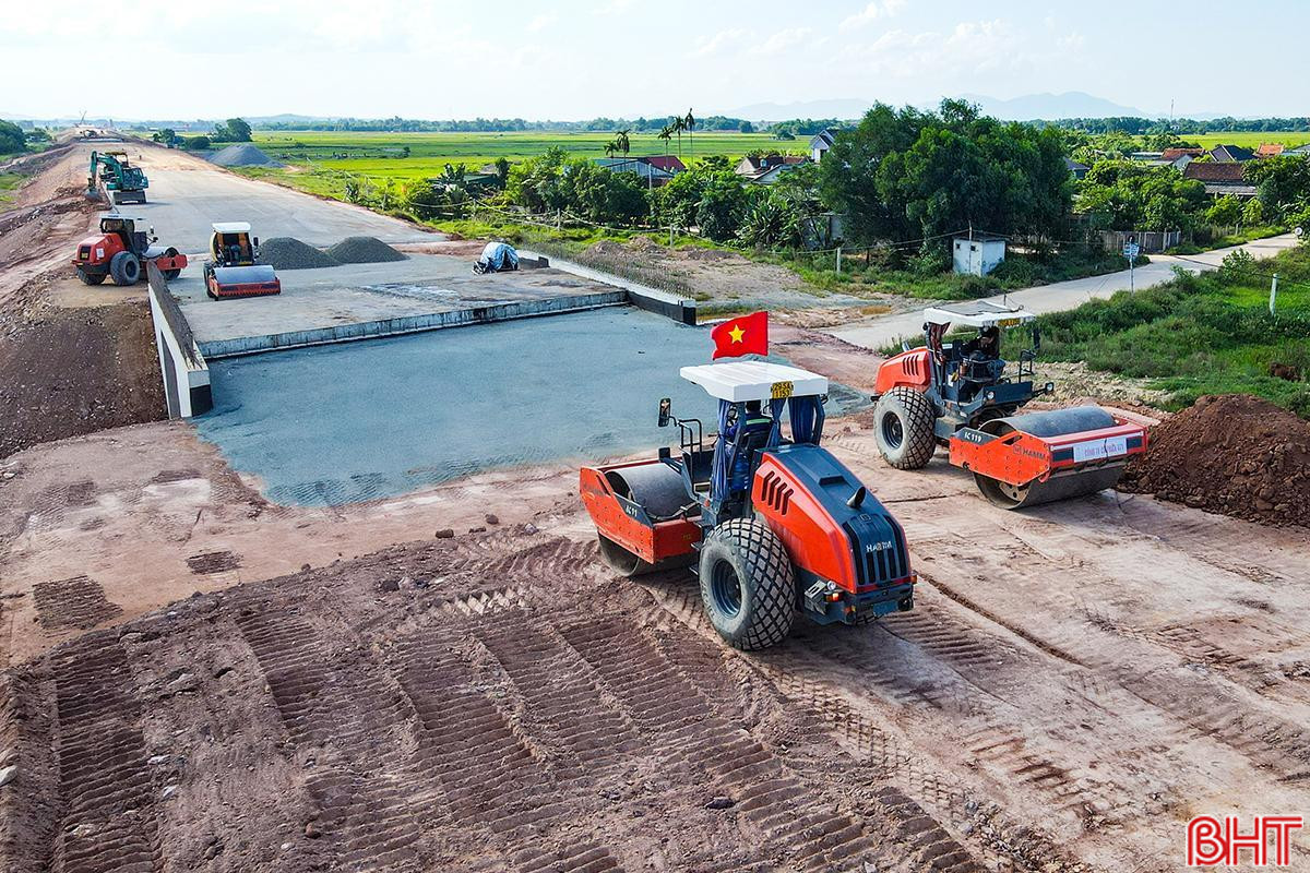 Đến nay, với sự đồng thuận của người dân, dự án cao tốc Bắc - Nam đang đoạn Bãi Vọt - Hàm Nghi đang triển khai thi công thuận lợi. Ảnh: Văn Đức. adji-0002-3531.jpg