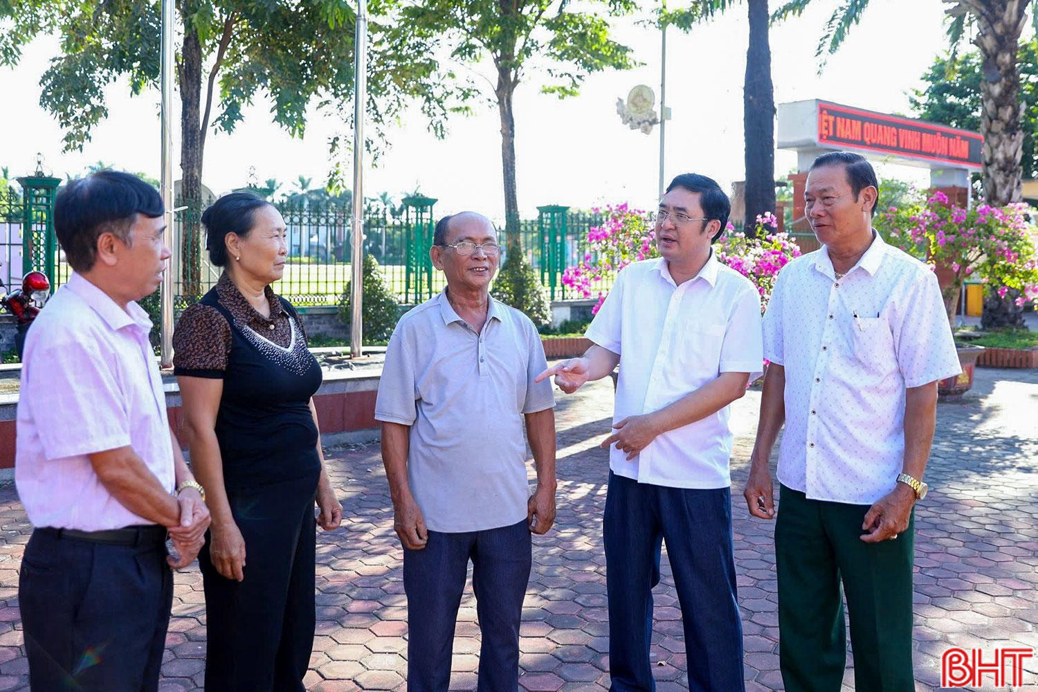 Cán bộ mặt trận TX Kỳ Anh thường xuyên sâu sát cơ sở, lắng nghe ý kiến của Nhân dân để tham mưu, phối hợp triển khai tốt hoạt động đối thoại giữa cấp ủy, chính quyền và người dân. 111.jpg