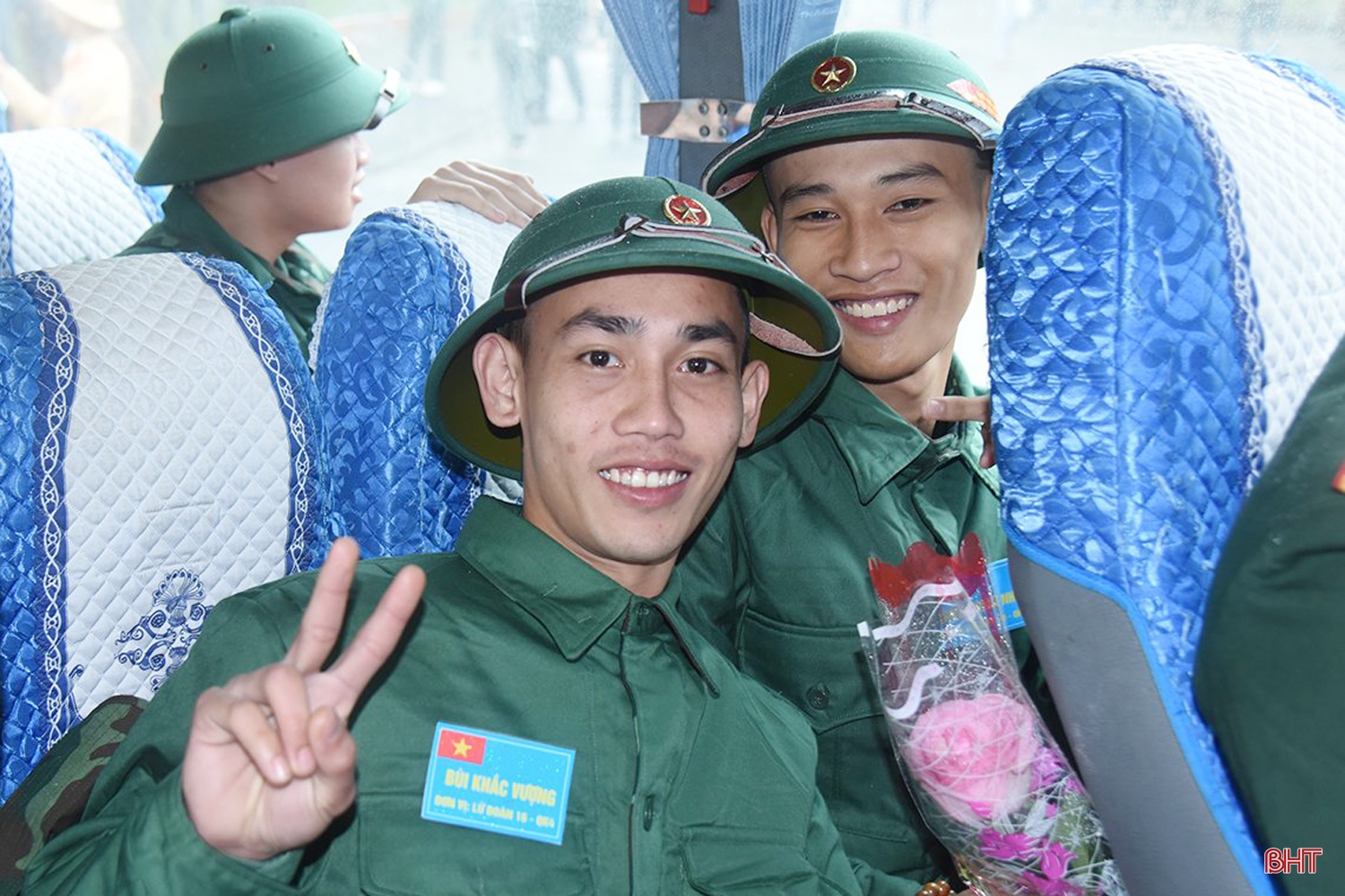 “Anh đi bộ đội sao trên mũ, mãi mãi là sao sáng dẫn đường”