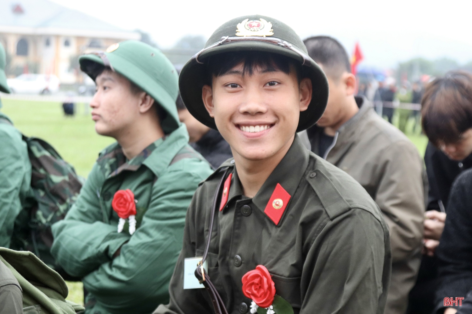 “Anh đi bộ đội sao trên mũ, mãi mãi là sao sáng dẫn đường”