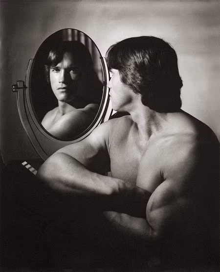 Nam diễn viên Arnold Schwarzenegger năm 1985. Hurrell thường sử dụng gương như một đạo cụ làm tăng hiệu ứng hình ảnh.