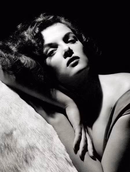 Nữ diễn viên Jane Russell năm 1943. Từ thập niên 1950, giới nhiếp ảnh ở Hollywood bắt đầu rơi vào trạng thái bão hòa, Hurrell không còn thường xuyên nhận được những hợp đồng chụp ảnh đắt giá như trước nữa.