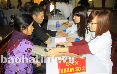 Chi nhánh Viettel Hà Tĩnh phối hợp với Bệnh viện Đa khoa Hà Tĩnh tổ chức khám, phát thuốc miễn phí . và tặng quà cho 800 người dân thuộc các đối tượng chính sách, hộ nghèo tại xã Phương Mỹ và xã Đức Lĩnh