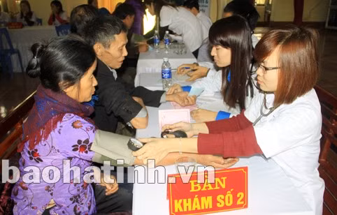 Chi nhánh Viettel Hà Tĩnh phối hợp với Bệnh viện Đa khoa Hà Tĩnh tổ chức khám, phát thuốc miễn phí . và tặng quà cho 800 người dân thuộc các đối tượng chính sách, hộ nghèo tại xã Phương Mỹ và xã Đức Lĩnh