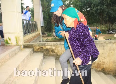 Chi nhánh Viettel Hà Tĩnh phối hợp với Bệnh viện Đa khoa Hà Tĩnh tổ chức khám, phát thuốc miễn phí . và tặng quà cho 800 người dân thuộc các đối tượng chính sách, hộ nghèo tại xã Phương Mỹ và xã Đức Lĩnh