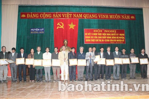 Lãnh đạo Huyện ủy Hương Sơn trao giấy khen cho các chi bộ tiêu biểu.