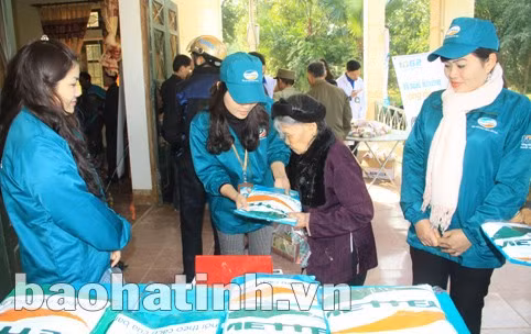 Chi nhánh Viettel Hà Tĩnh phối hợp với Bệnh viện Đa khoa Hà Tĩnh tổ chức khám, phát thuốc miễn phí . và tặng quà cho 800 người dân thuộc các đối tượng chính sách, hộ nghèo tại xã Phương Mỹ và xã Đức Lĩnh