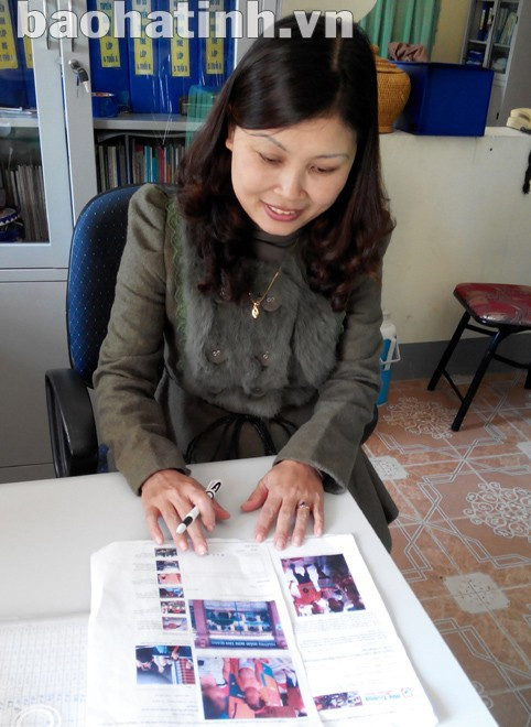 Cô Văn Thị Hà – Hiệu phó Trường Mầm non Trần Phú (TP Hà Tĩnh) được “phóng viên” trang điện tử M...vn đưa xem bài viết về Trường Mầm non Tân Giang để “rút kinh nghiệm”.