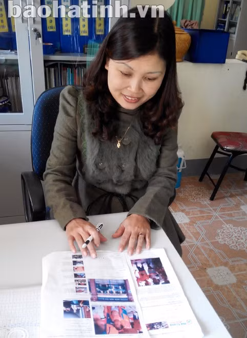 Cô Văn Thị Hà – Hiệu phó Trường Mầm non Trần Phú (TP Hà Tĩnh) được “phóng viên” trang điện tử M...vn đưa xem bài viết về Trường Mầm non Tân Giang để “rút kinh nghiệm”.