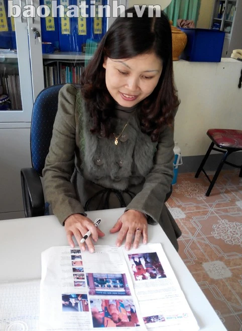 Cô Văn Thị Hà – Hiệu phó Trường Mầm non Trần Phú (TP Hà Tĩnh) được “phóng viên” trang điện tử M...vn đưa xem bài viết về Trường Mầm non Tân Giang để “rút kinh nghiệm”.