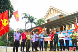 Rực rỡ cờ Đảng, cờ Tổ quốc trên những bản làng dân tộc Chứt