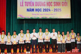 Hương Khê khen thưởng 575 học sinh giỏi năm học 2024- 2025