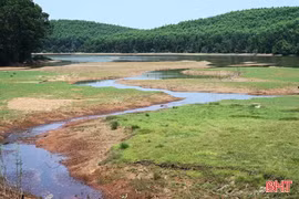 Nắng nóng vượt 40°C, người dân vùng tây nam Hà Tĩnh xoay xở ứng phó