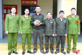 Phát hiện tê tê trong Sách đỏ… ở chợ, người dân giao nộp cơ quan chức năng