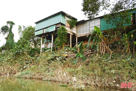 Sông “nuốt” đất, áp sát móng nhà...