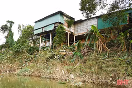 Sông “nuốt” đất, áp sát móng nhà...