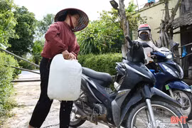 Thiếu nước gần 2 tháng, người dân chật vật đi chở từng can nước mỗi ngày 