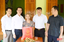 Lãnh đạo Hà Tĩnh thăm, tặng quà gia đình người có công với cách mạng
