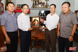 Đoàn ĐBQH tỉnh Hà Tĩnh trao di ảnh, thăm hỏi thân nhân liệt sĩ Nguyễn Văn Thân