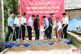 Xây dựng nhà ở cho đồng bào dân tộc Chứt bị ảnh hưởng do bão số 5