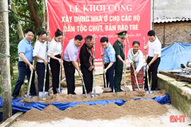 Xây dựng nhà ở cho đồng bào dân tộc Chứt bị ảnh hưởng do bão số 5