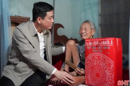 Thăm hỏi, trao tặng quà Tết cho gia đình chính sách, các hoàn cảnh khó khăn