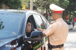 Cảnh sát giao thông đồng loạt kiểm tra nồng độ cồn từ mùng 1 Tết