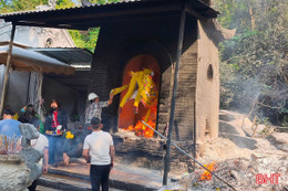 Nguy cơ cháy nổ từ việc đốt hương, vàng mã tại các đền, chùa đầu năm mới