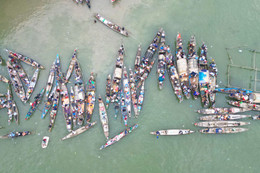 Lật thuyền khi xem đua ghe, hai mẹ con tử vong