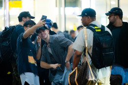 Ngôi sao Úc The Kid LAROI đến Việt Nam: "Fan ruột" đợi 5 tiếng để gặp thần tượng