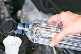 Có nên dùng nước máy để thay thế nước rửa kính ôtô?