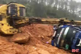 Đất đá tràn xuống khi xử lý sạt lở đường ven biển Hà Tĩnh, 2 người bị thương