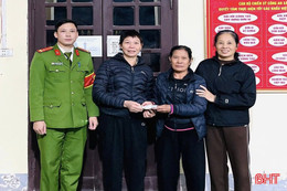 Nhặt được 20 triệu đồng, người phụ nữ tìm cách trả lại người đánh rơi