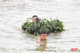 Bộ đội thực hành vượt sông chiến đấu trong giá lạnh