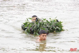 Bộ đội thực hành vượt sông chiến đấu trong giá lạnh