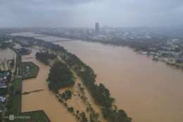Huế chìm trong lũ