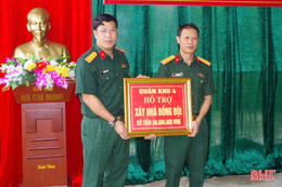 Bàn giao nhà đồng đội cho quân nhân khó khăn ở xã Hương Sơn