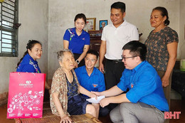 Thăm hỏi, tặng quà người có công với cách mạng ở phường Hà Huy Tập 