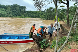 Kịp thời ứng cứu người đàn ông bị nước lũ cô lập ở Hương Khê