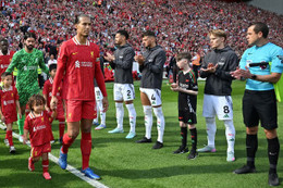 Arsenal cầm hòa Liverpool dù bị dẫn hai bàn