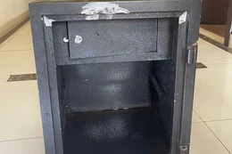 Cháu họ dùng máy cắt sắt phá cửa trộm hơn 5 cây vàng để đi du lịch