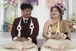 Nữ giám đốc lái xe mui trần, mang sính lễ đi hỏi cưới nhân viên