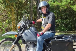 Thoát cơn đau tim, cụ ông 77 tuổi đi xe máy vòng quanh thế giới