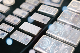 Giá bạc miếng lập mốc 2,4 triệu đồng một lượng